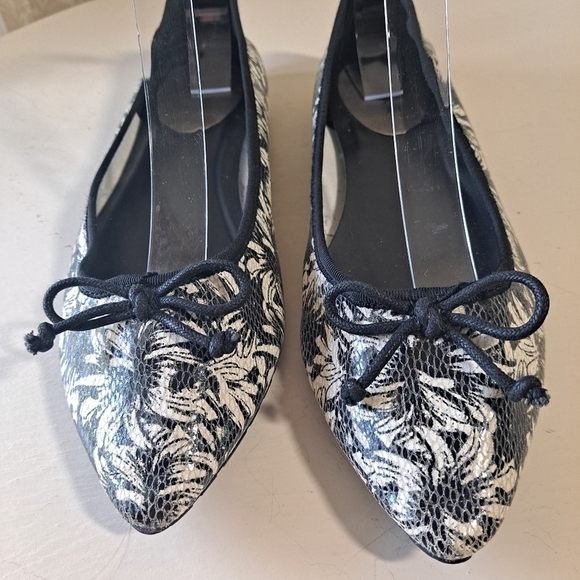 Tahari Blossom Size 9M Black/Cream Floral Pointed Toe Ballet Flats - Picture 6 of 12